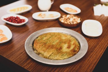 Türk tatlısı, kunafa, kaday fıstığı tozu ve peynirli sıcak yenilen tatlı