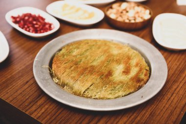 Türk tatlısı, kunafa, kaday fıstığı tozu ve peynirli sıcak yenilen tatlı