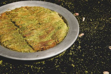 Türk tatlısı, kunafa, kaday fıstığı tozu ve peynirli sıcak yenilen tatlı