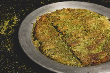 Türk tatlısı, kunafa, kaday fıstığı tozu ve peynirli sıcak yenilen tatlı