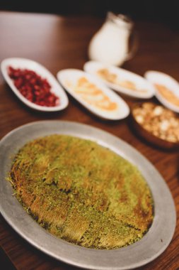 Türk tatlısı, kunafa, kaday fıstığı tozu ve peynirli sıcak yenilen tatlı