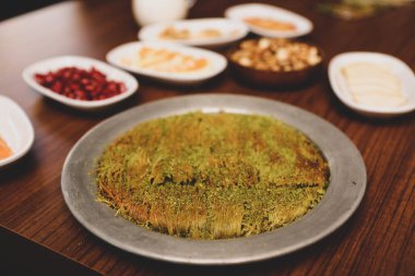 Türk tatlısı, kunafa, kaday fıstığı tozu ve peynirli sıcak yenilen tatlı