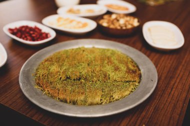 Türk tatlısı, kunafa, kaday fıstığı tozu ve peynirli sıcak yenilen tatlı