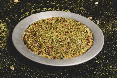 Türk tatlısı, kunafa, kaday fıstığı tozu ve peynirli sıcak yenilen tatlı