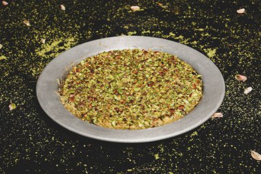 Türk tatlısı, kunafa, kaday fıstığı tozu ve peynirli sıcak yenilen tatlı