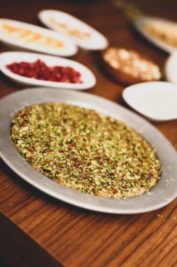 Türk tatlısı, kunafa, kaday fıstığı tozu ve peynirli sıcak yenilen tatlı