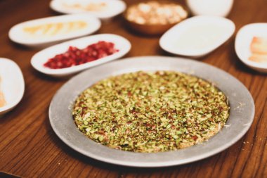 Türk tatlısı, kunafa, kaday fıstığı tozu ve peynirli sıcak yenilen tatlı