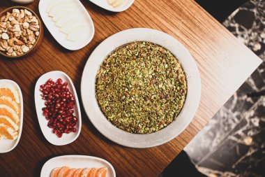 Türk tatlısı, kunafa, kaday fıstığı tozu ve peynirli sıcak yenilen tatlı