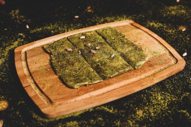 Türk tatlısı, kunafa, kaday fıstığı tozu ve peynirli sıcak yenilen tatlı