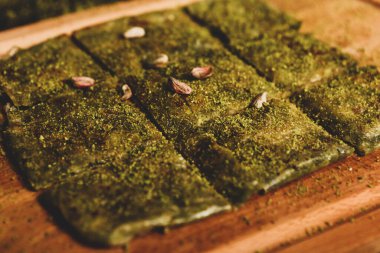 Türk tatlısı, kunafa, kaday fıstığı tozu ve peynirli sıcak yenilen tatlı