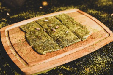 Türk tatlısı, kunafa, kaday fıstığı tozu ve peynirli sıcak yenilen tatlı