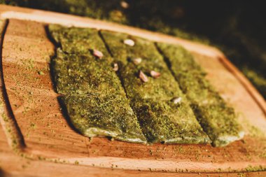 Türk tatlısı, kunafa, kaday fıstığı tozu ve peynirli sıcak yenilen tatlı