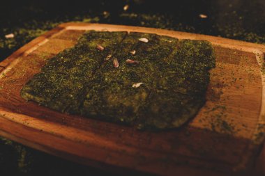 Türk tatlısı, kunafa, kaday fıstığı tozu ve peynirli sıcak yenilen tatlı