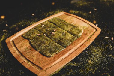 Türk tatlısı, kunafa, kaday fıstığı tozu ve peynirli sıcak yenilen tatlı