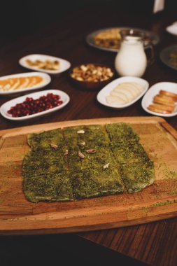 Türk tatlısı, kunafa, kaday fıstığı tozu ve peynirli sıcak yenilen tatlı