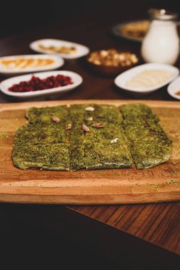 Türk tatlısı, kunafa, kaday fıstığı tozu ve peynirli sıcak yenilen tatlı