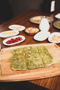 Türk tatlısı, kunafa, kaday fıstığı tozu ve peynirli sıcak yenilen tatlı