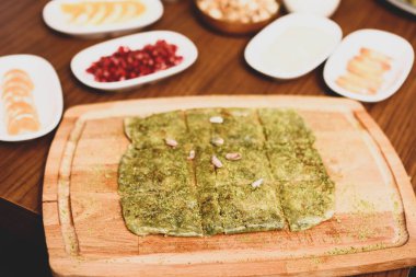 Türk tatlısı, kunafa, kaday fıstığı tozu ve peynirli sıcak yenilen tatlı