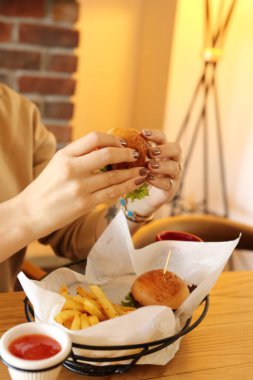 Taze sebzeli ev yapımı hamburger.