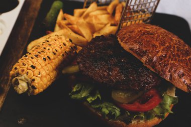 Taze sebzeli ev yapımı hamburger.