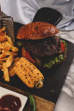 Taze sebzeli ev yapımı hamburger.