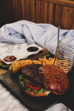 Taze sebzeli ev yapımı hamburger.