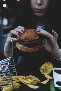 Taze sebzeli ev yapımı hamburger.
