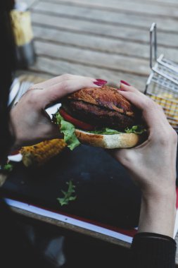 Taze sebzeli ev yapımı hamburger.