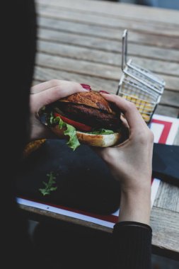 Taze sebzeli ev yapımı hamburger.