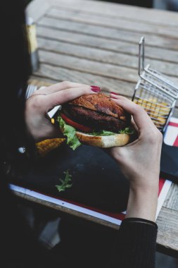Taze sebzeli ev yapımı hamburger.