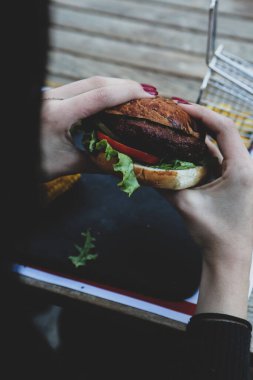 Taze sebzeli ev yapımı hamburger.