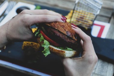 Taze sebzeli ev yapımı hamburger.