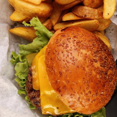 Taze sebzeli ev yapımı hamburger.