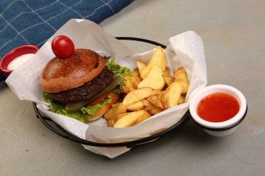 Taze sebzeli ev yapımı hamburger.