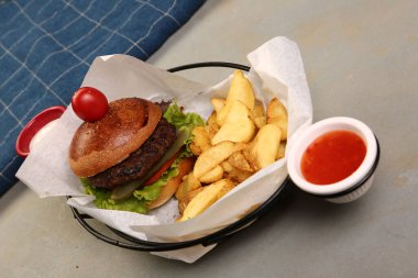 Taze sebzeli ev yapımı hamburger.