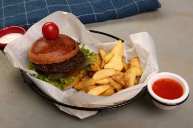 Taze sebzeli ev yapımı hamburger.