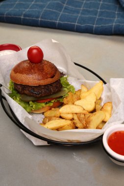 Taze sebzeli ev yapımı hamburger.