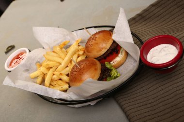 Taze sebzeli ev yapımı hamburger.