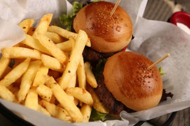 Taze sebzeli ev yapımı hamburger.