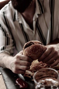 Taze sebzeli ev yapımı hamburger.