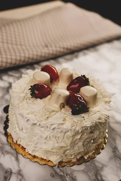 Junta Con Delicioso Pastel Mesa —  Fotos de Stock