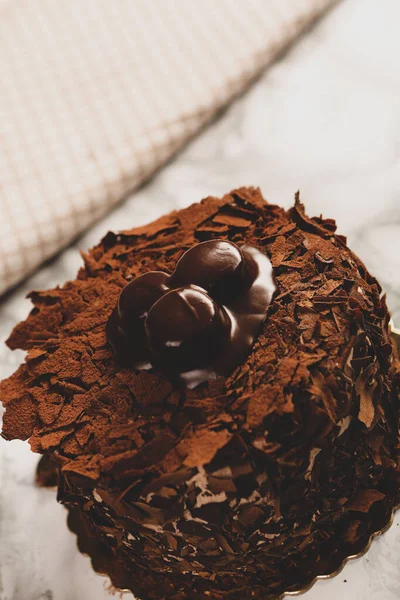 Tabuleiro Com Delicioso Bolo Mesa — Fotografia de Stock