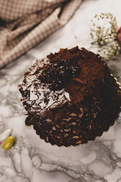 Plateau Avec Délicieux Gâteau Sur Table — Photo