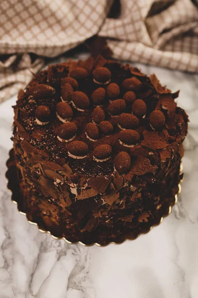 Tabuleiro Com Delicioso Bolo Mesa — Fotografia de Stock