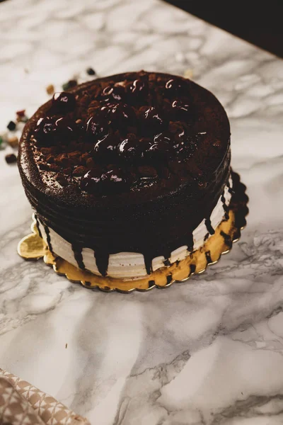 Tabuleiro Com Delicioso Bolo Mesa — Fotografia de Stock