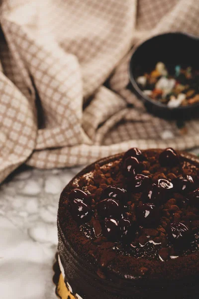 Plateau Avec Délicieux Gâteau Sur Table — Photo