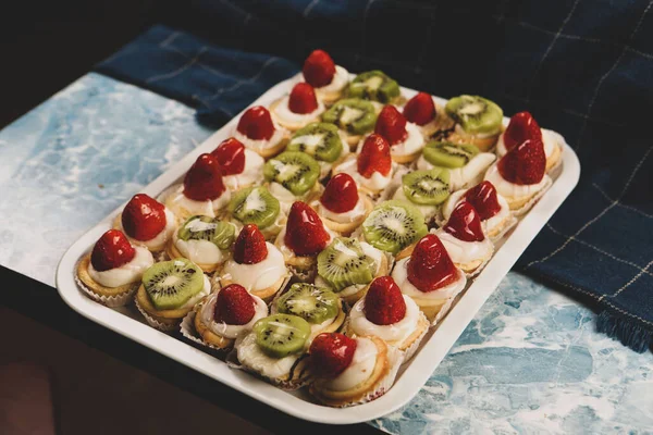 Junta Con Delicioso Pastel Mesa — Foto de Stock