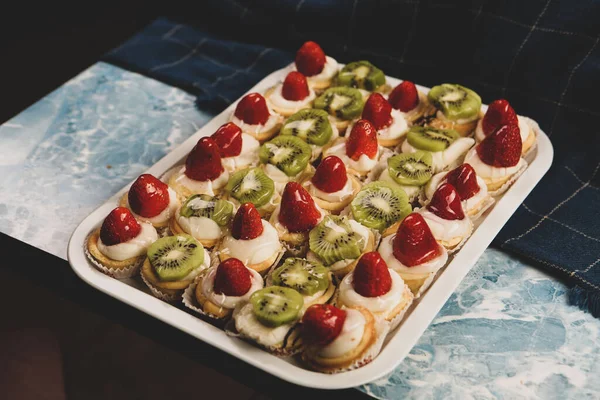 Tafel Mit Leckerem Kuchen Auf Dem Tisch — Stockfoto