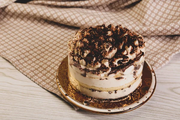 Tabuleiro Com Delicioso Bolo Mesa — Fotografia de Stock