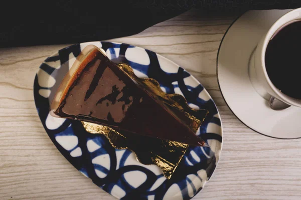 Tabuleiro Com Delicioso Bolo Mesa — Fotografia de Stock